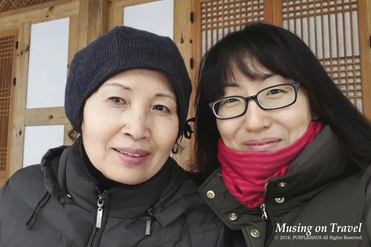 셀카를 너무 못 찍어 자꾸 웃음이 나는 두 여자