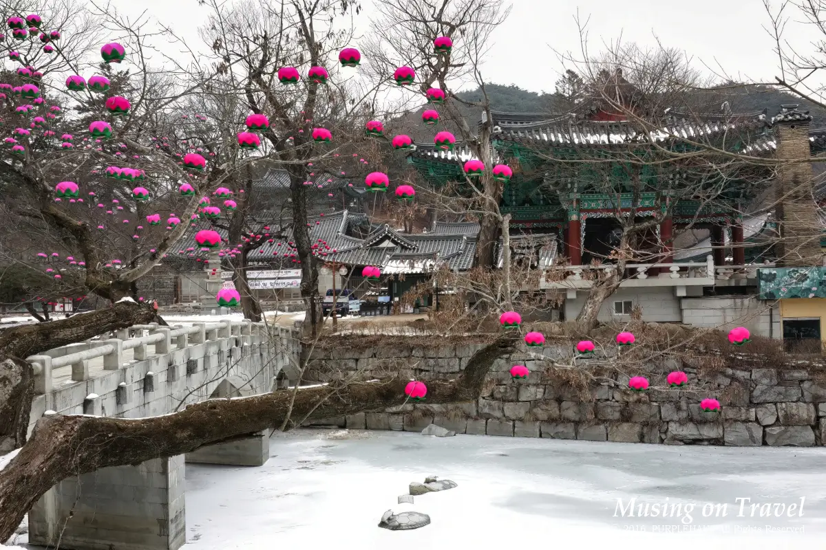 마곡천 극락교와 마곡사 범종각