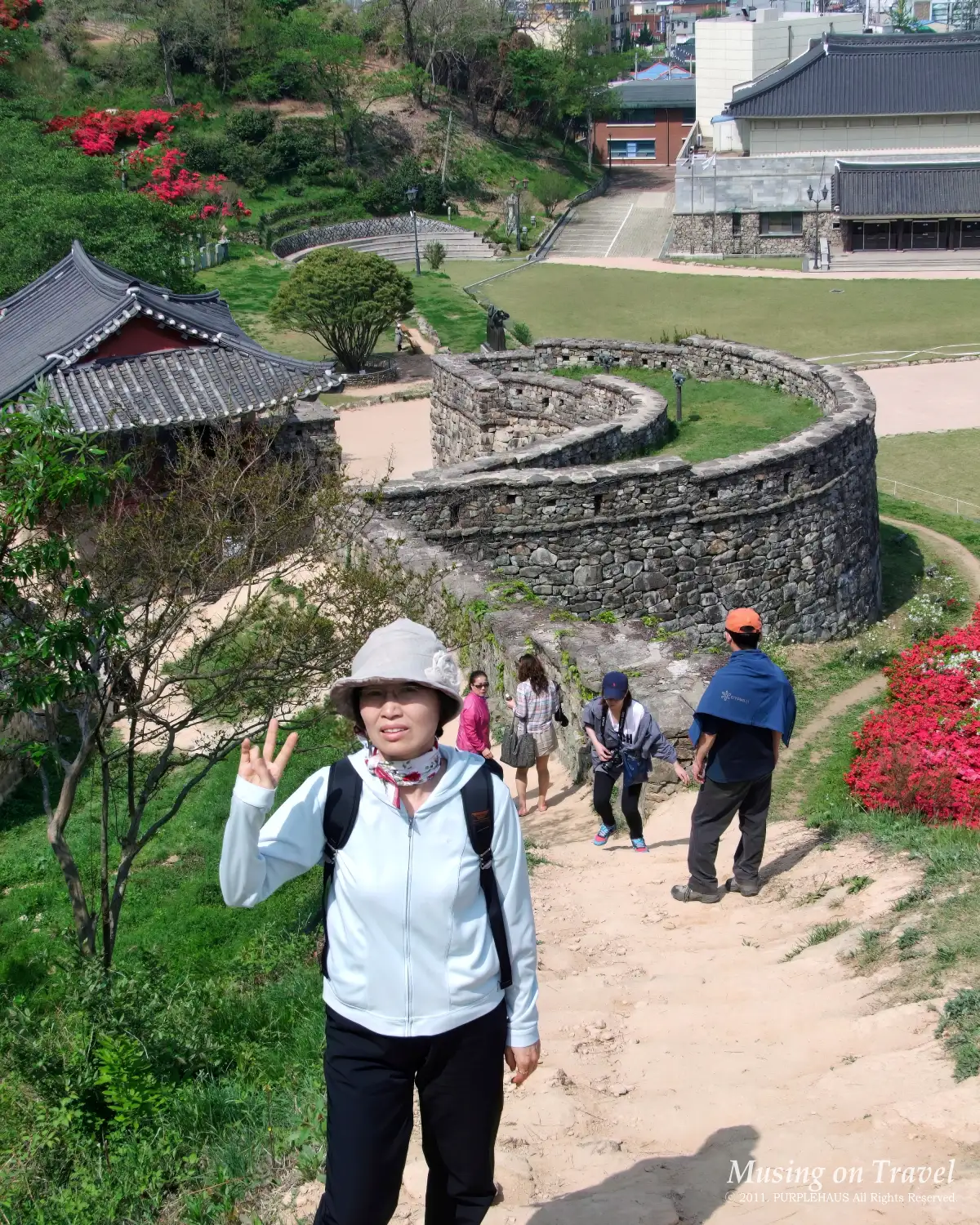 고창읍성 성곽길 초입의 급경사