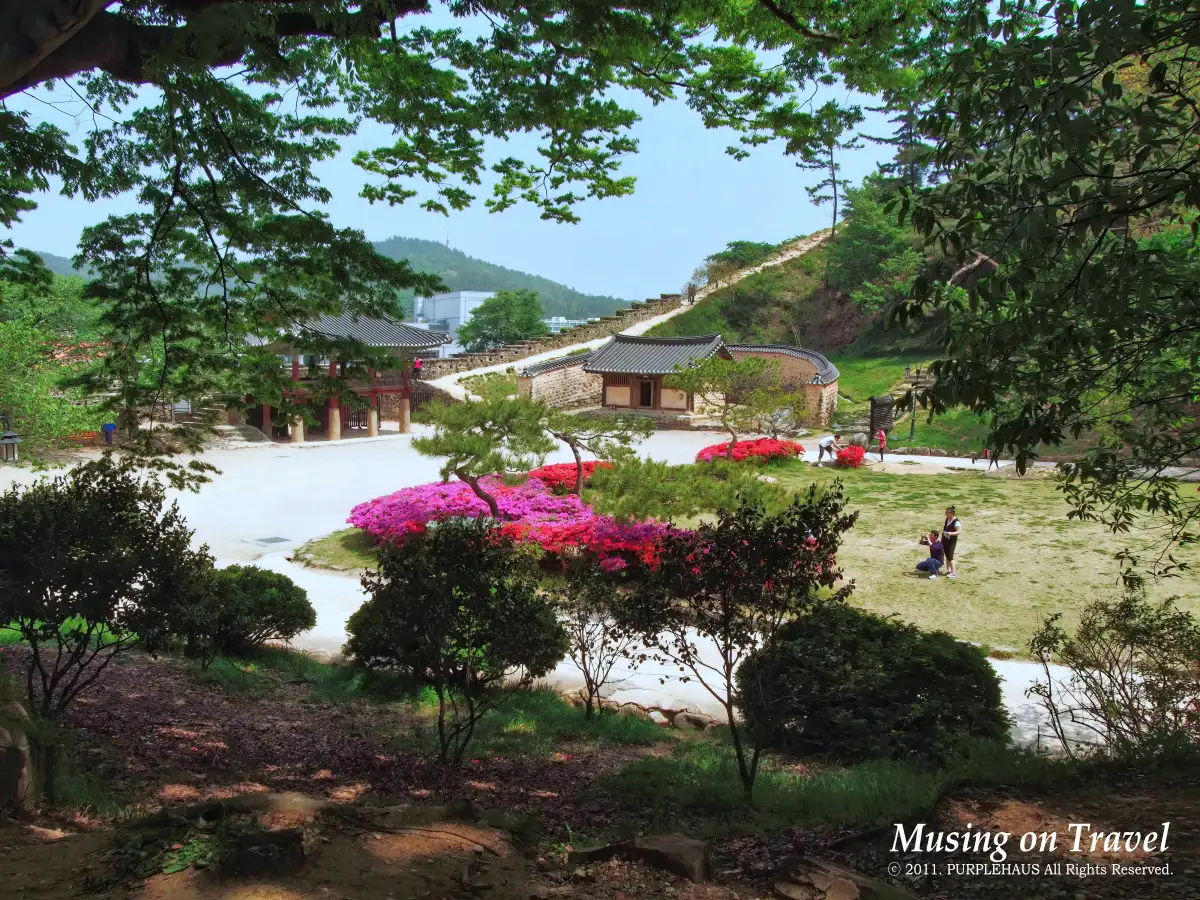 고창읍성 안 벤치에서 바라본 풍경